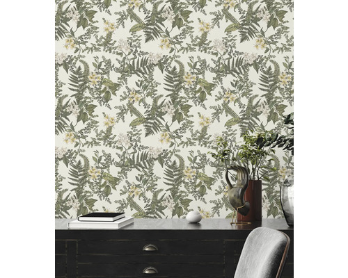 Papier peint à motifs de fougères et de fleurs pour un intérieur naturel.
