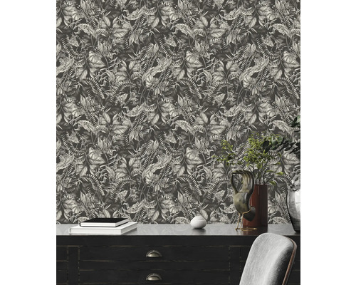 Gros plan d''un mur avec du papier peint jungle représentant des plantes tropicales.