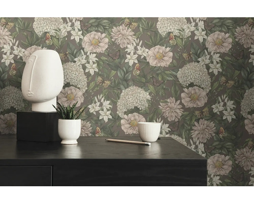 Papier peint à motifs floraux et papillons dans la pièce à vivre