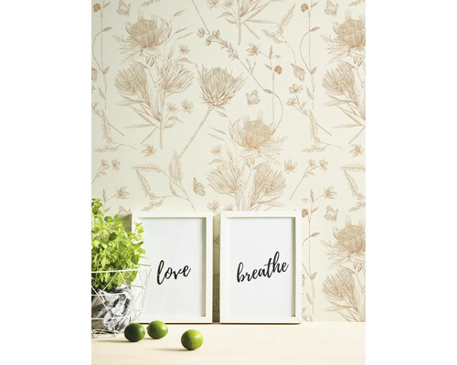 Papier peint à motifs floraux, images encadrées avec les mots amour et respiration, plante en pot et citrons verts