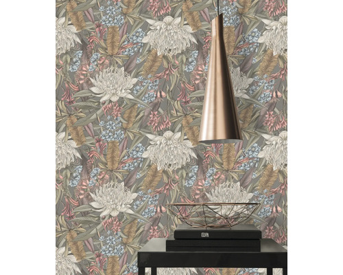 Floral gemusterte Tapete mit Pflanzenmotiven als Wandgestaltung
