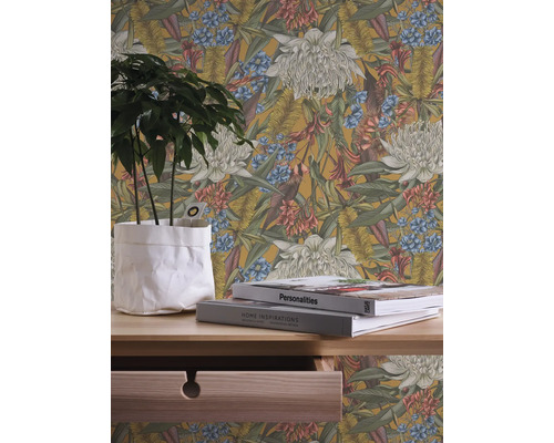Papier peint à fleurs avec motif floral derrière une table avec plante et livres