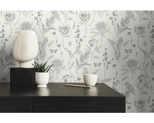 Papier peint décoratif avec motif floral, oiseaux et papillons dans une pièce