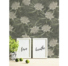 Scène avec papier peint à fleurs, décoration, deux images et citrons verts