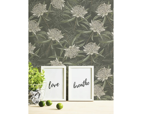 Szene mit Blumentapete, Dekoration, zwei Bildern und Limetten