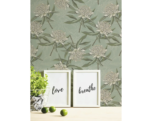 Papier peint à fleurs avec deux cadres, un pot de basilic et des citrons verts