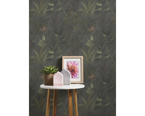 Pièce avec papier peint jungle, table, plante et image
