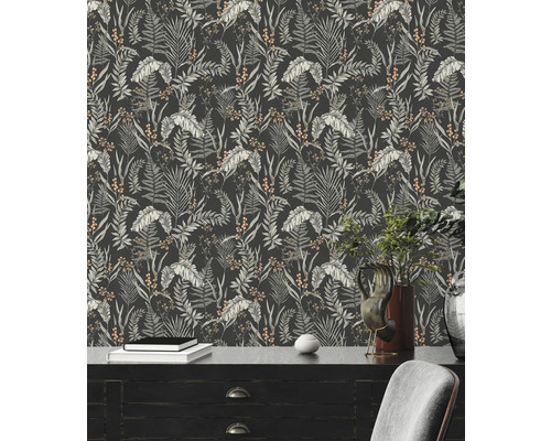 Papier peint décoratif à motif végétal sur une commode foncée