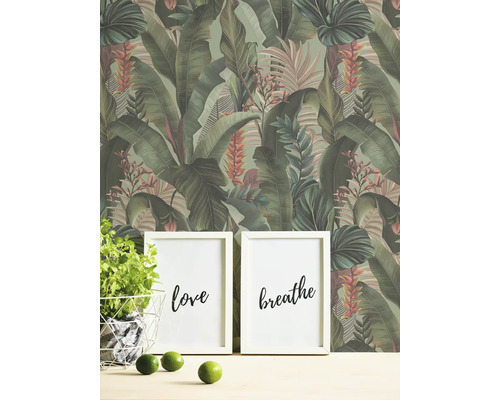 Papier peint avec motif de plantes tropicales dans un intérieur