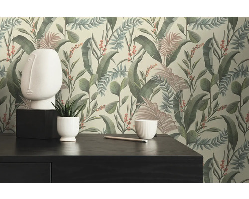 Szene mit einer Kommode, einer Skulptur, einer Pflanze und einer floralen Tapete.