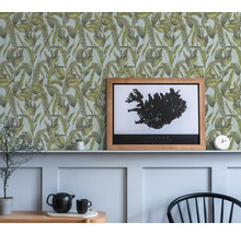 Scène avec papier peint botanique à motif de feuilles et une image encadrée de l''Islande