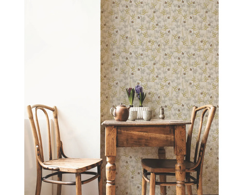 Pièce décorative avec papier peint à motifs, table en bois et chaises