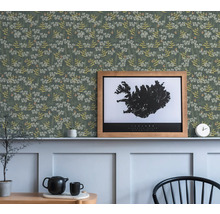 Papier peint à motif floral et un cadre au mur
