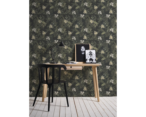 Einrichtungsbeispiel mit floraler Tapete, Schreibtisch und Stuhl