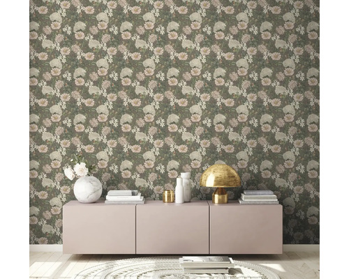 Salon avec papier peint floral et buffet moderne