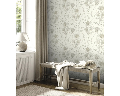 Pièce décorée avec papier peint à motifs floraux, banc et fenêtres