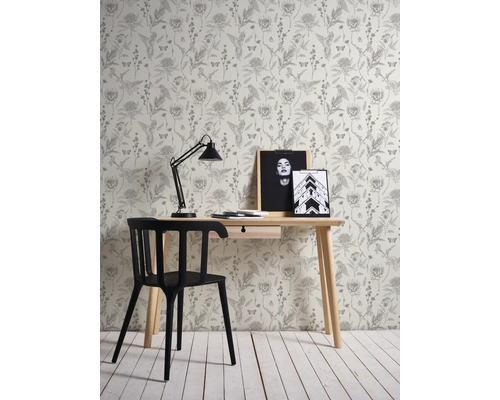 Scène avec bureau, chaise, lampe et papier peint à motifs floraux pour un bureau.
