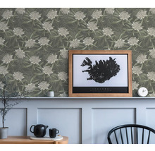 Salon avec papier peint à fleurs et une image encadrée de l''Islande