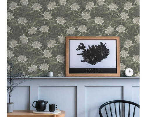 Wohnraum mit Blumentapete und einem gerahmten Islandbild