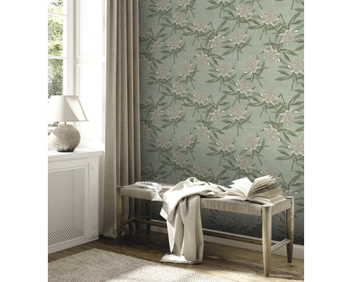 Pièce lumineuse avec fenêtre, banc et papier peint à motif floral