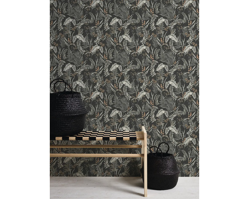 Vue d''une pièce avec un papier peint à motifs végétaux, un banc en bois et deux paniers noirs.