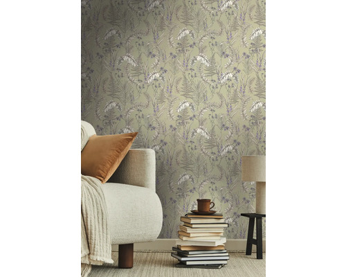 Wohnzimmer mit floraler Tapete, Sofa, Büchern und Lampe