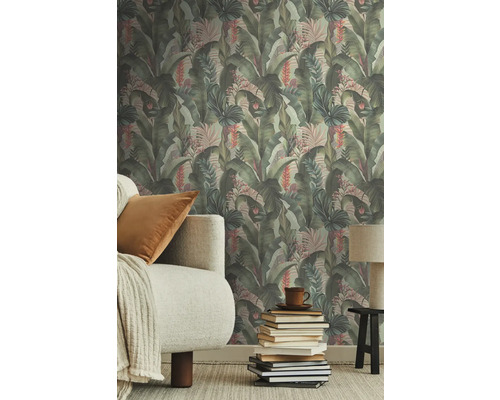 Intérieur avec papier peint jungle, canapé et pile de livres
