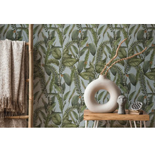 Scène avec papier peint botanique, échelle, couverture, table et décoration