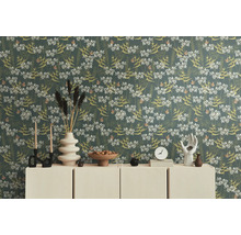 Scène avec papier peint floral, commode et objets de décoration