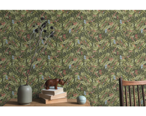 Tapete mit Dschungelmotiv in einem Wohnzimmer