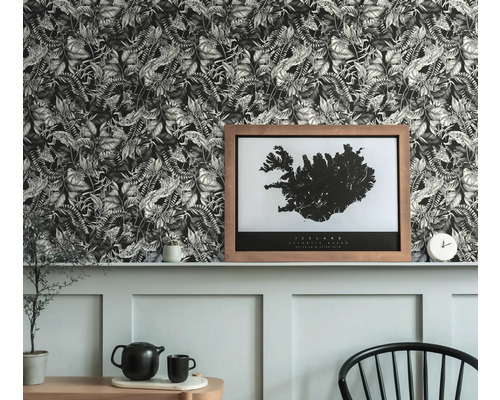 Vue d''une pièce avec papier peint à motifs, tableau encadré et décorations sur une corniche