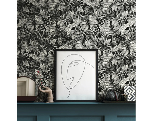 Scène décorative avec papier peint à motifs floraux, cadre et accessoires pour la maison sur une étagère