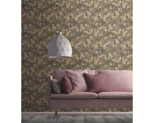 Dekoriertes Wohnzimmer mit gemusterter Tapete, Lampe und Sofa