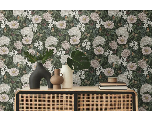 Papier peint à motifs floraux et mobilier