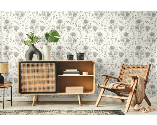 Salon avec papier peint à motifs, commode et chaise en bois