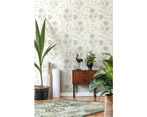 Pièce décorative avec papier peint à motifs, tapis et parquet en bois.