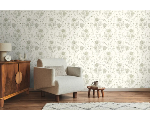 Exemple d''aménagement avec papier peint à motifs floraux, fauteuil, commode et tapis