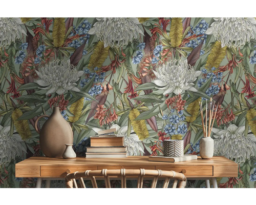 Szene mit blumiger Tapete, Holztisch, Büchern und Dekorationsgegenständen.