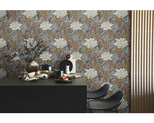 Wohnraum mit Blumentapete, Tisch und Stühlen.