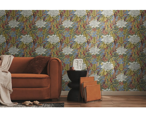 Salon avec papier peint à motifs floraux, canapé et table d''appoint.