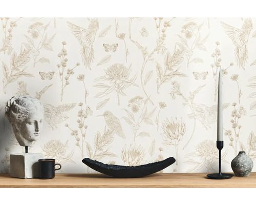 Dekoratives Wohnambiente mit Tapete, Blumen, Vögeln und Wohnaccessoires