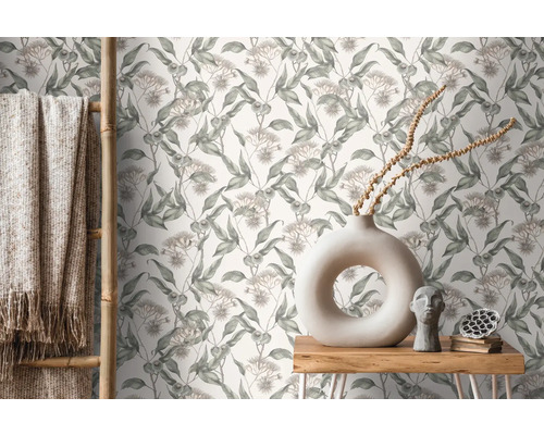 Intérieur décoratif avec papier peint à motifs floraux, échelle et table avec vase et décoration