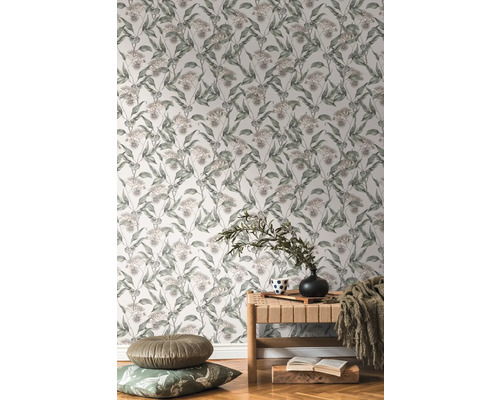 Espace de vie avec papier peint à motifs floraux, banc et décoration
