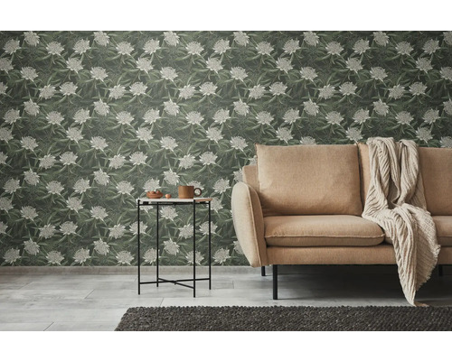 Wohnzimmer mit Sofa, Beistelltisch und Tapete mit Blumenmuster