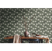 Salle à manger avec papier peint à motifs floraux, table en bois et vaisselle