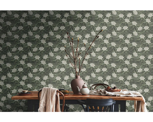 Esszimmer mit Blumentapete, Holztisch und Geschirr