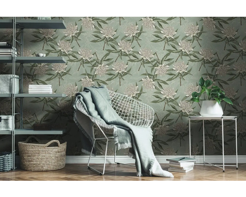 Vue d''une pièce avec du papier peint à fleurs, une étagère et une chaise