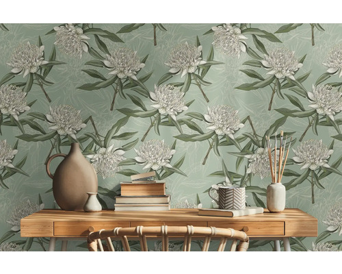 Scène avec un dessus de table en bois devant un papier peint à motif floral, décoré d''un vase, de piles de livres et d''une tasse