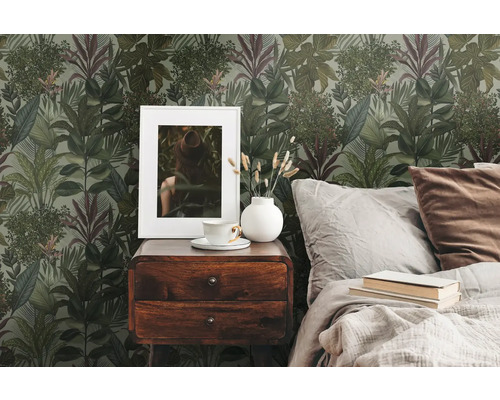 Chambre avec papier peint à motifs, table de chevet et lit