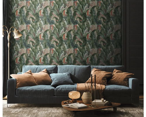 Salon avec canapé et papier peint à motif jungle